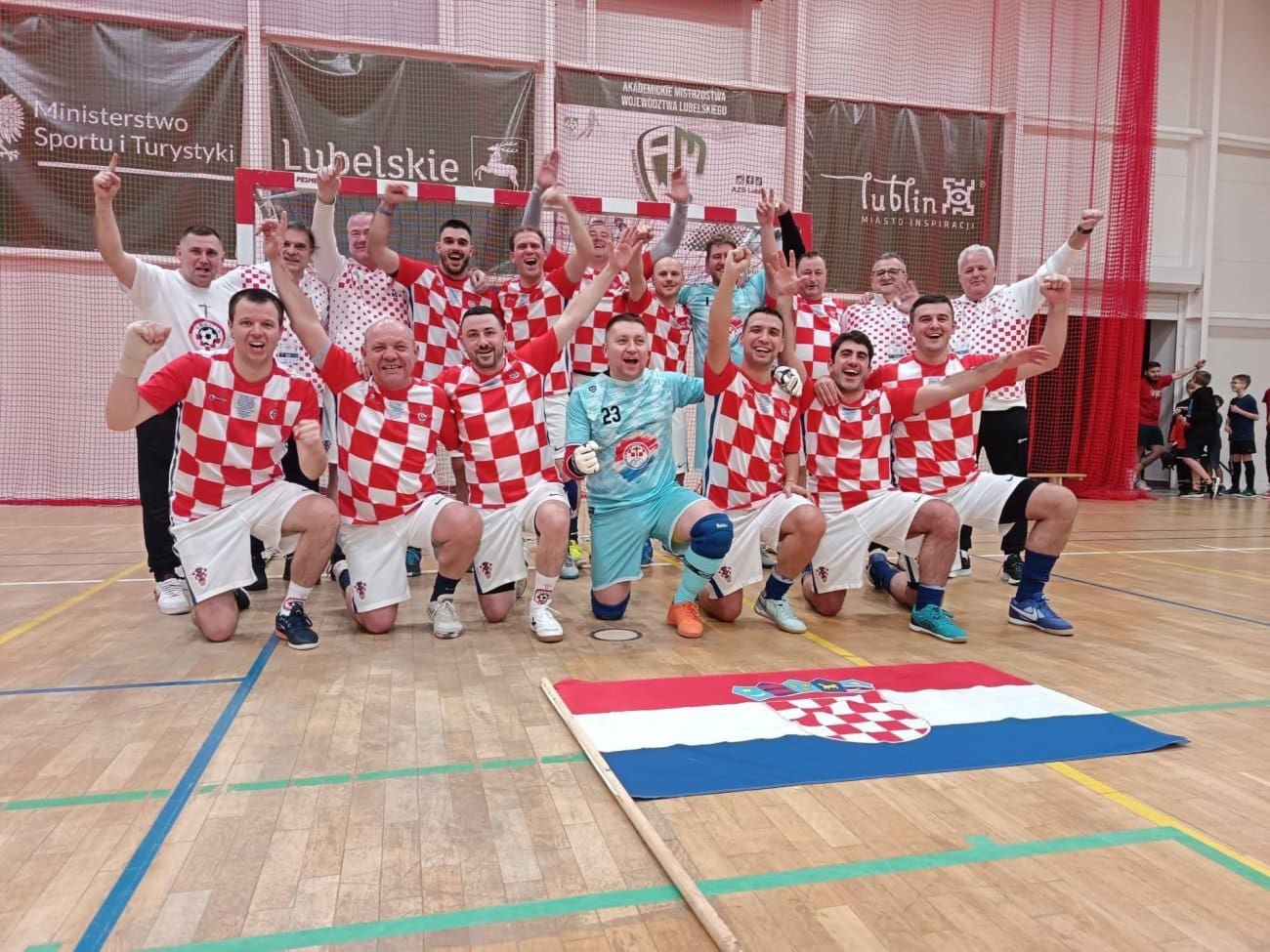 VIDEO Hrvatski svećenici osvojili srebro u nogometu, pogledajte kako slave uz Thompsonov hit