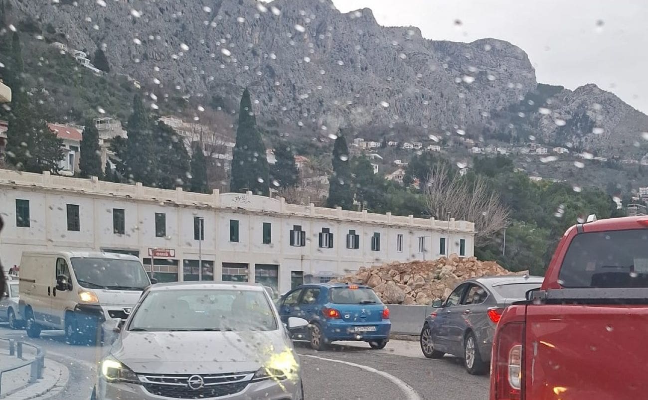 Potpuni kolaps u Omišu: "Ljudi su nervozni, trube, pokušavaju se ubaciti…kaos"