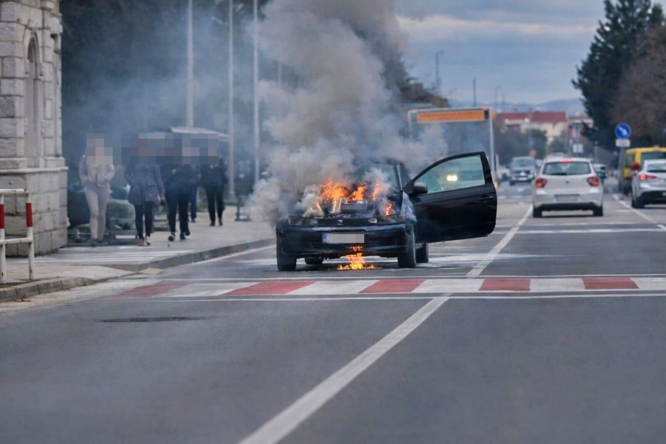 U Kaštel Lukšiću tijekom vožnje planulo vozilo, vatrogasci na terenu
