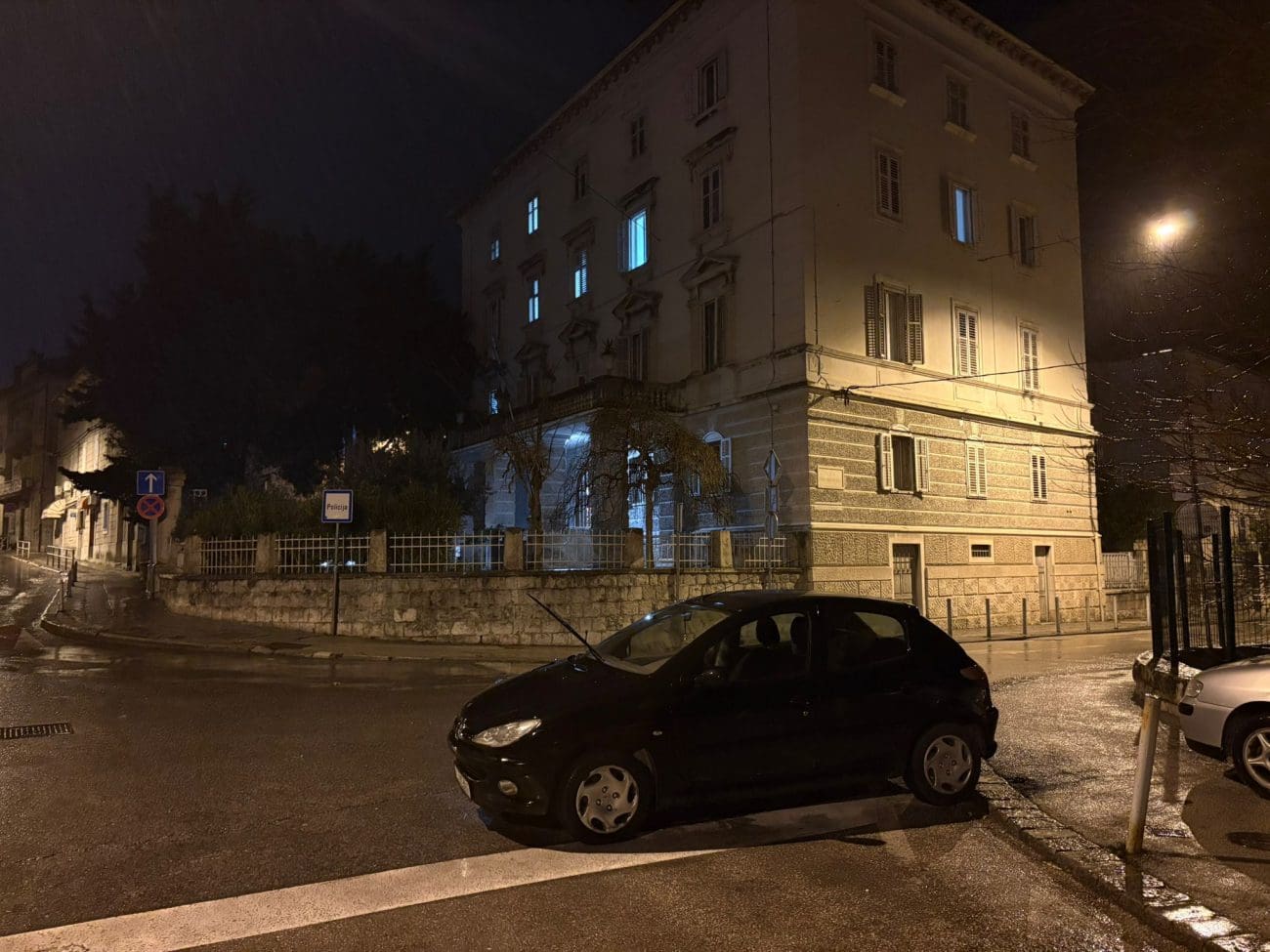 Neobičan prizor na Bačvicama: Ovako stoji satima...