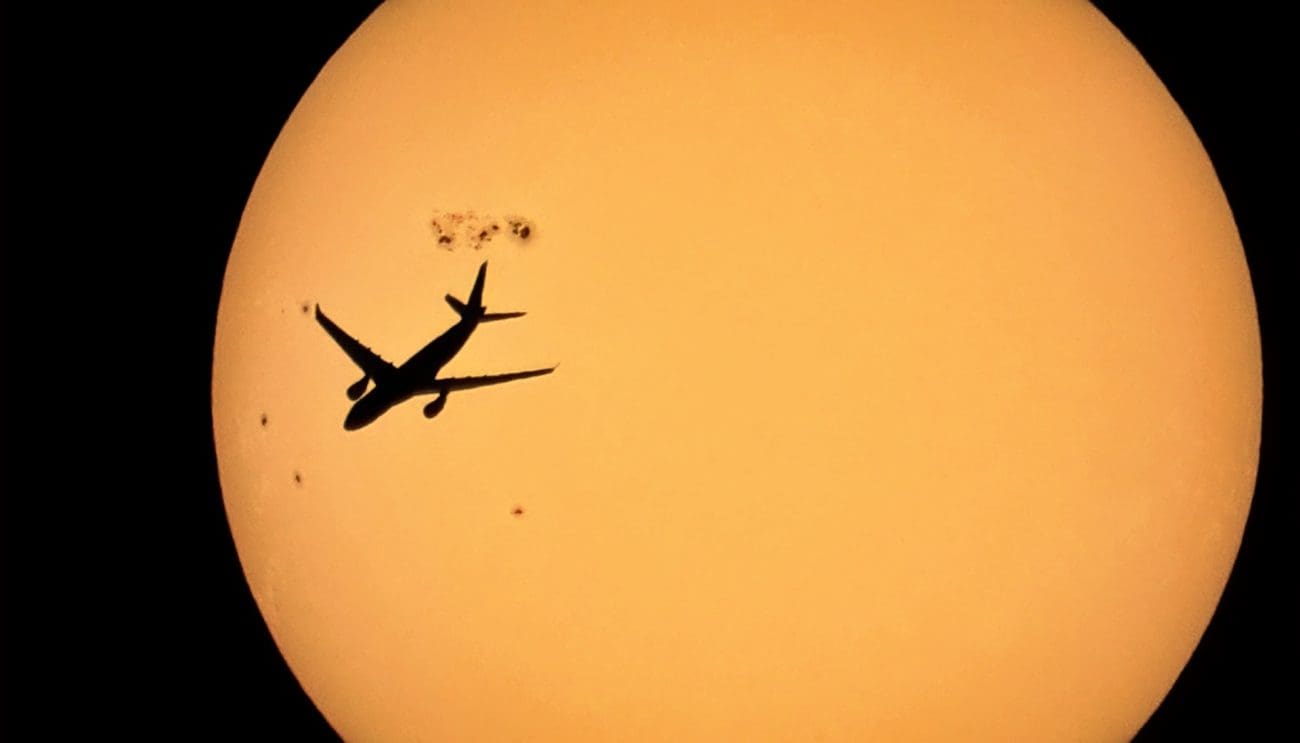 Splićanin uhvatio nevjerojatan trenutak: Zrakoplov "presjekao" Sunce, u kadar ušla i golema Sunčeva pjega