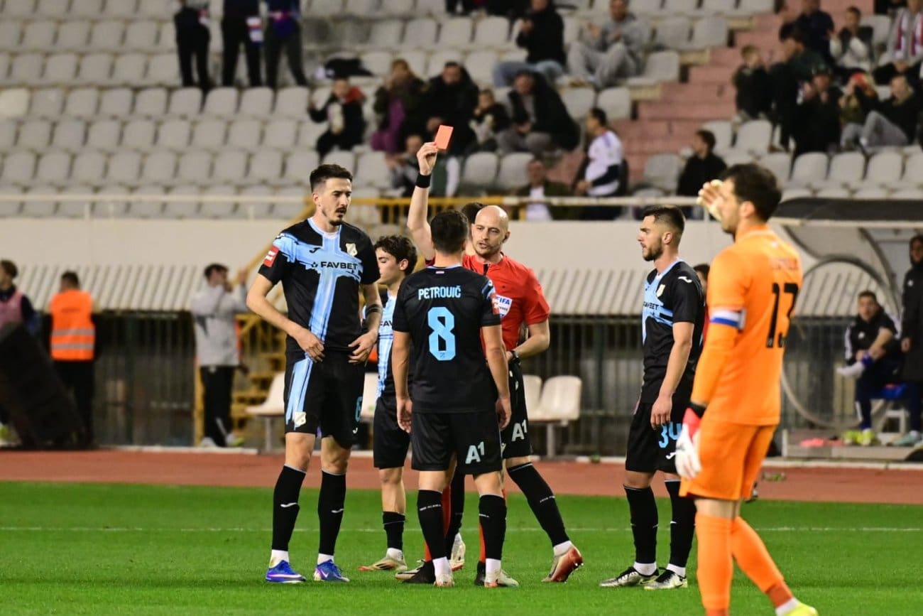 Rijeka s igračem manje od 45. minute, crveni karton dobio je Petrovič, isključen i trener Sanchez