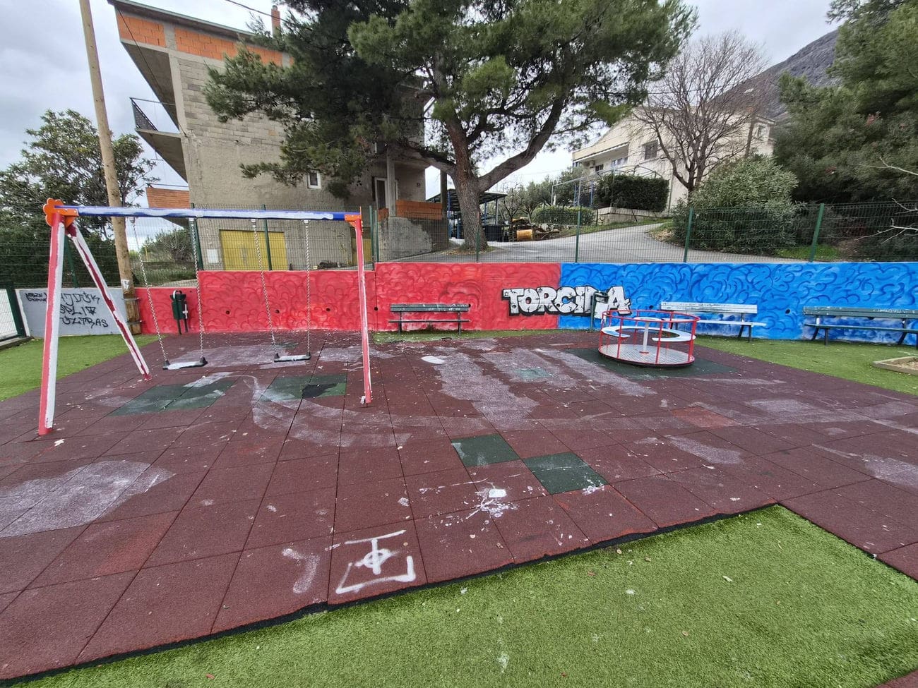 Novo dječje igralište u Solinu devastirano: Grad prijavio slučaj policiji