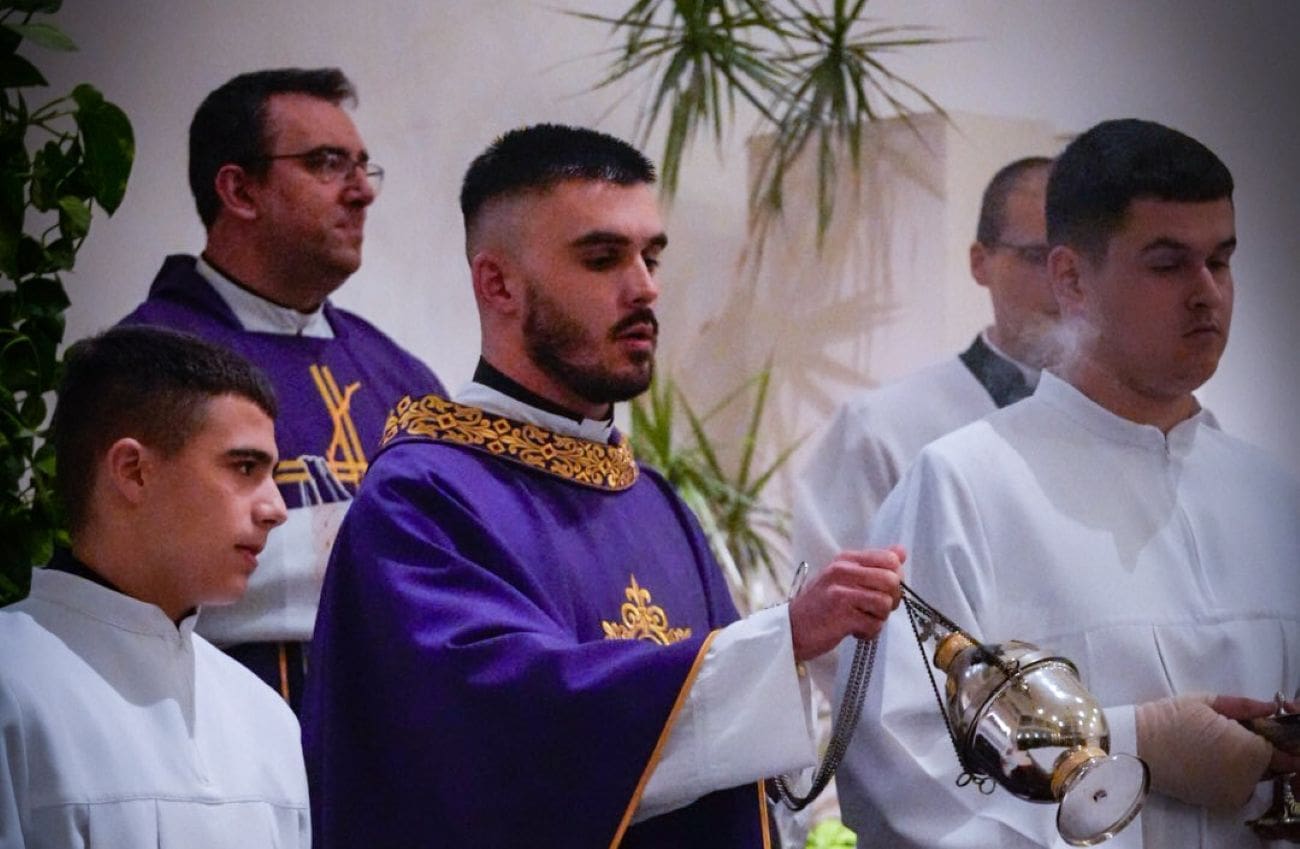 Popularni svećenik s TikToka gostovao u splitskoj župi. Okupilo se više od tisuću mladih