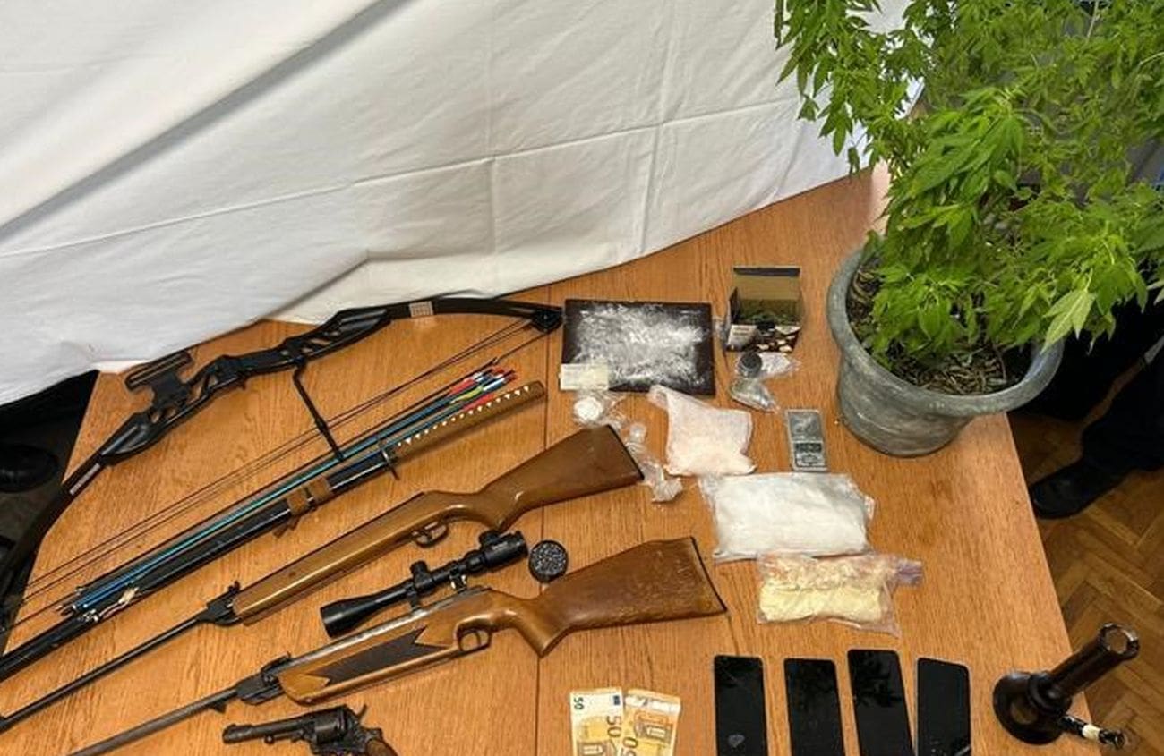 Kako šiba Šibenik: Policija u stanu našla više od kilograma droge, oružje i samostrel
