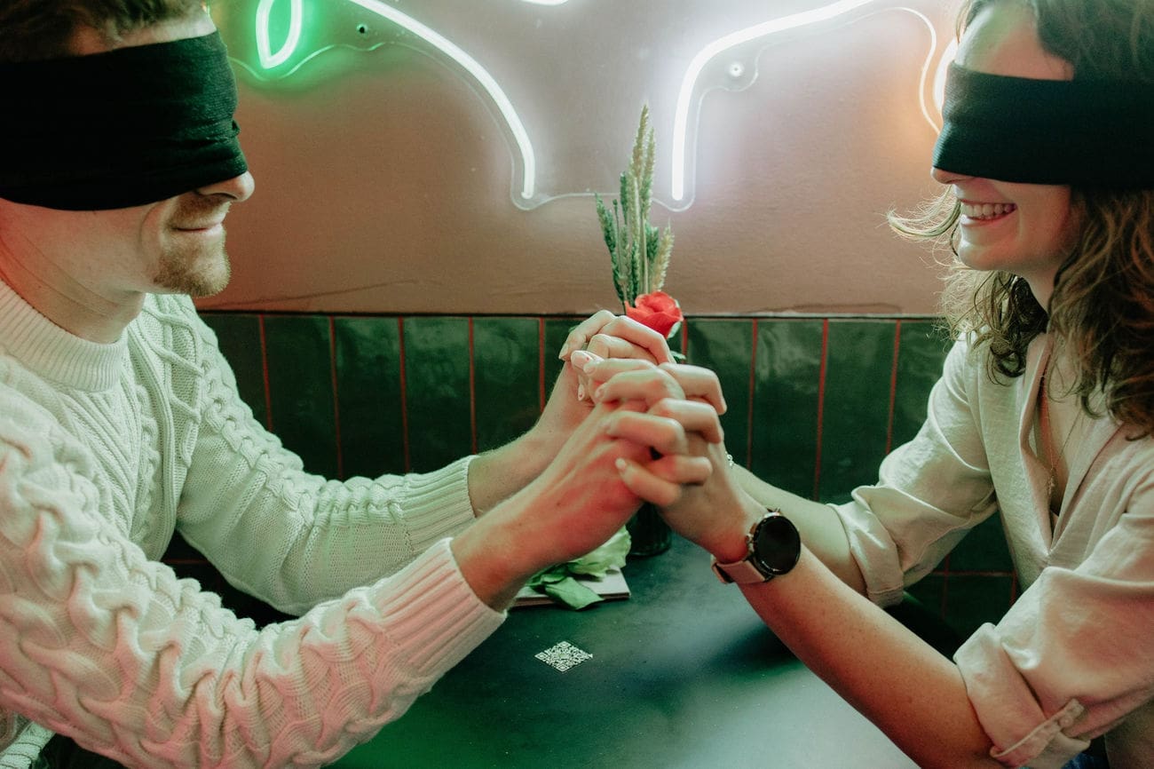 Na ovakvom spoju sigurno još niste bili: Novi trend u Hrvatskoj – spoj na slijepo s povezom na očima