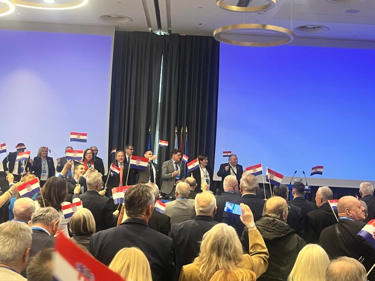 THOMPSONOVA DESNA RUKA Evo tko je uočen među brojnim političarima na važnom događaju HDZ-a