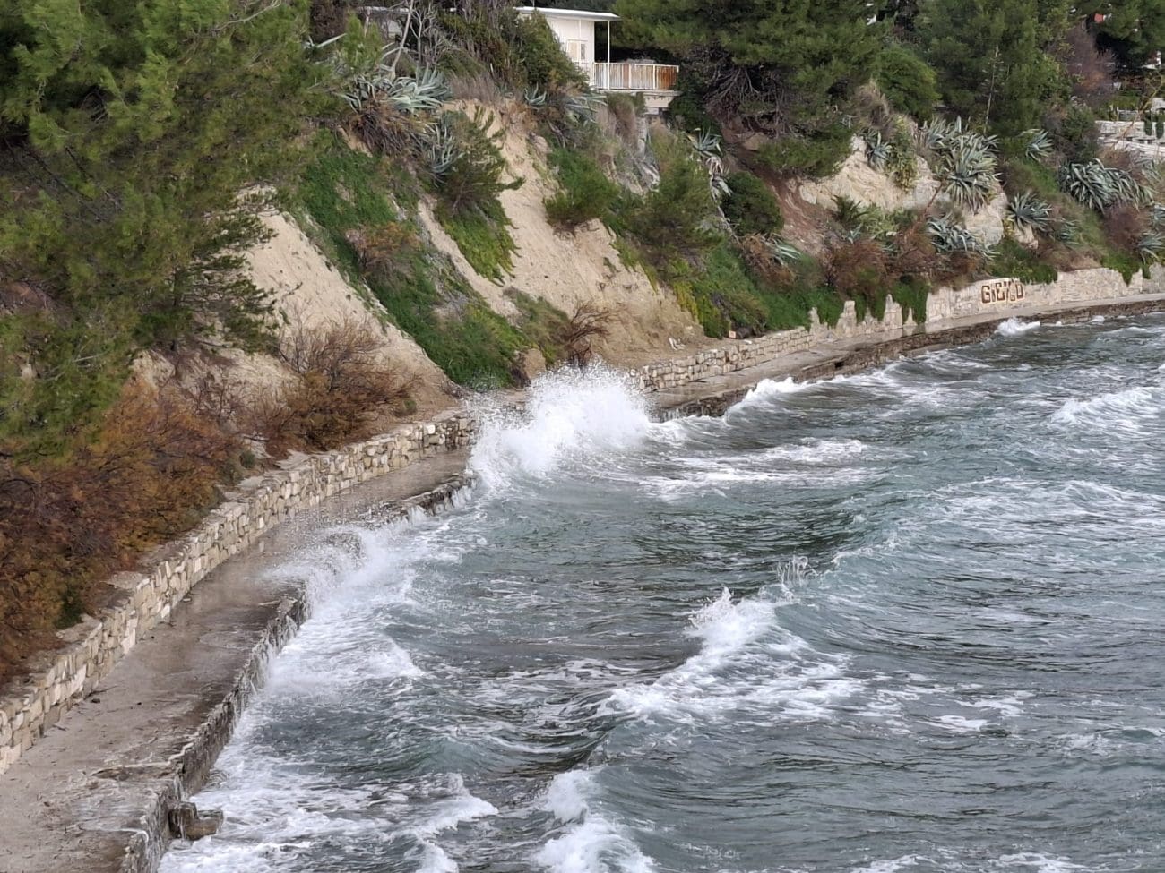 FOTO I VIDEO Jugo "ispraznilo" Split: Puste plaže, manje ljudi u centru i valovi koji tuku obalu
