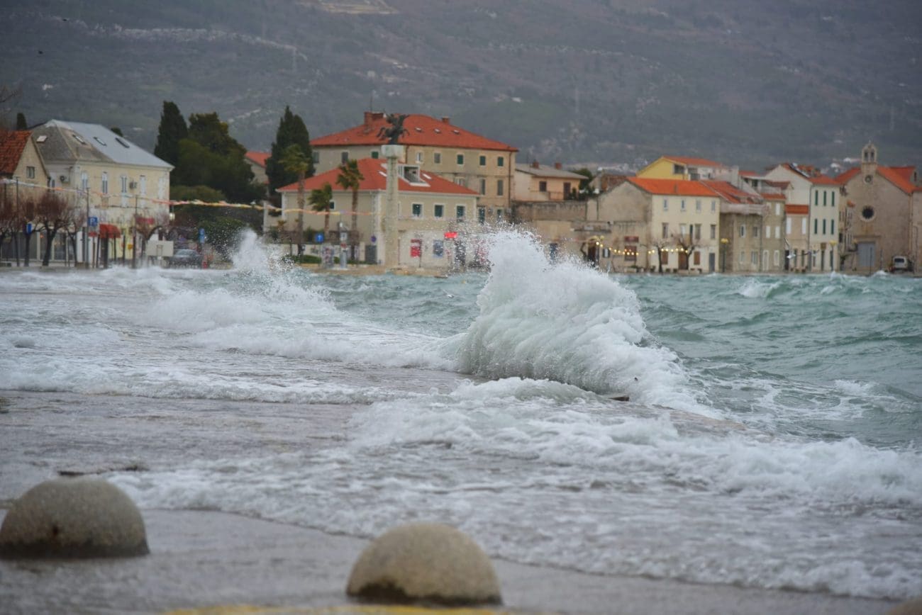 Jugo opet divlja po Kaštelima: More se prelilo preko rive, mještani dižu brane od vreća i daski