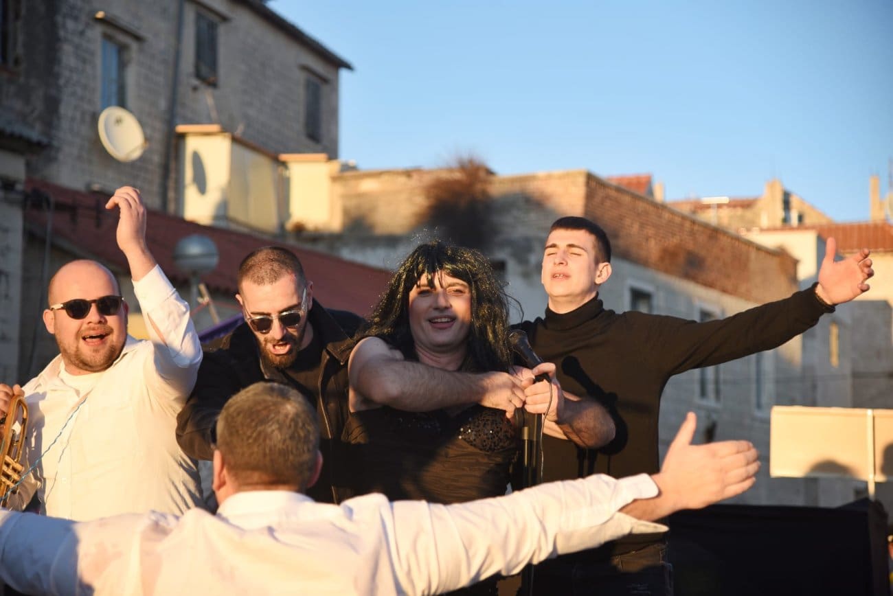 FOTO I VIDEO Kroz Kaštela se "provozali" Ceca i Mamić