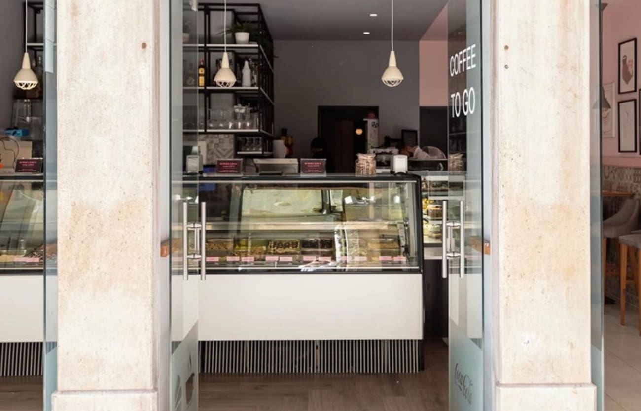 Zatvara se jedna od najpoznatijih kavana u Dalmaciji. Otvara se fast food