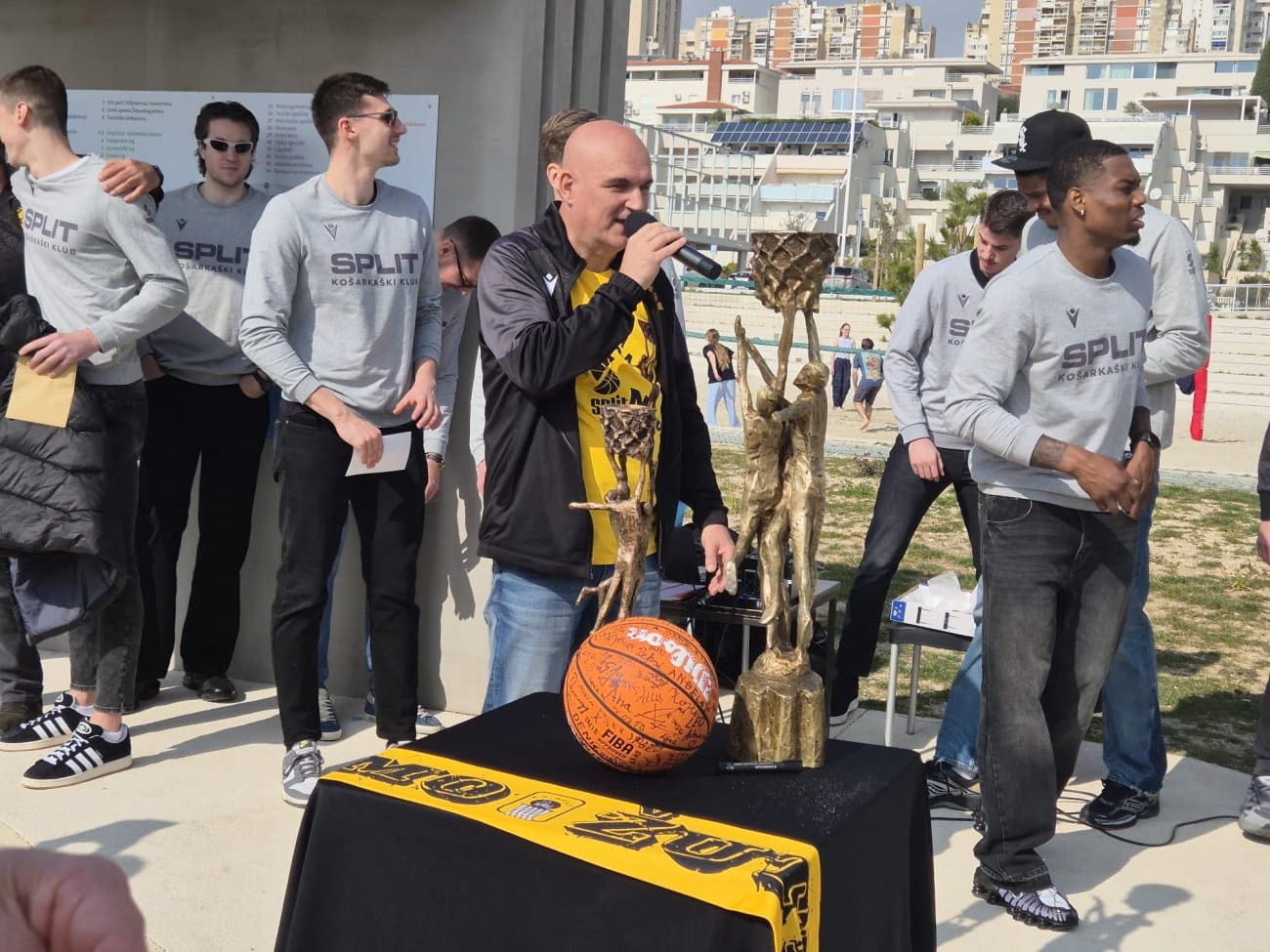 Žuti donijeli Kup na Žnjan: Navijači pohrlili po fotografiju, autogram i ulaznice za sljedeću utakmicu