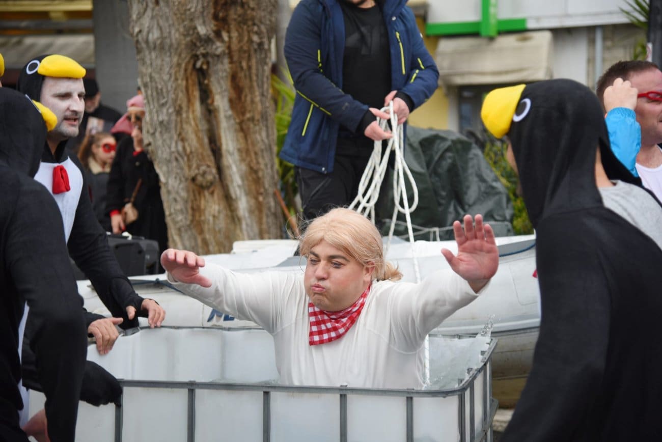 FOTO/VIDEO Show u Kaštelima: “Kolinda” s pingvinima zaronila u more