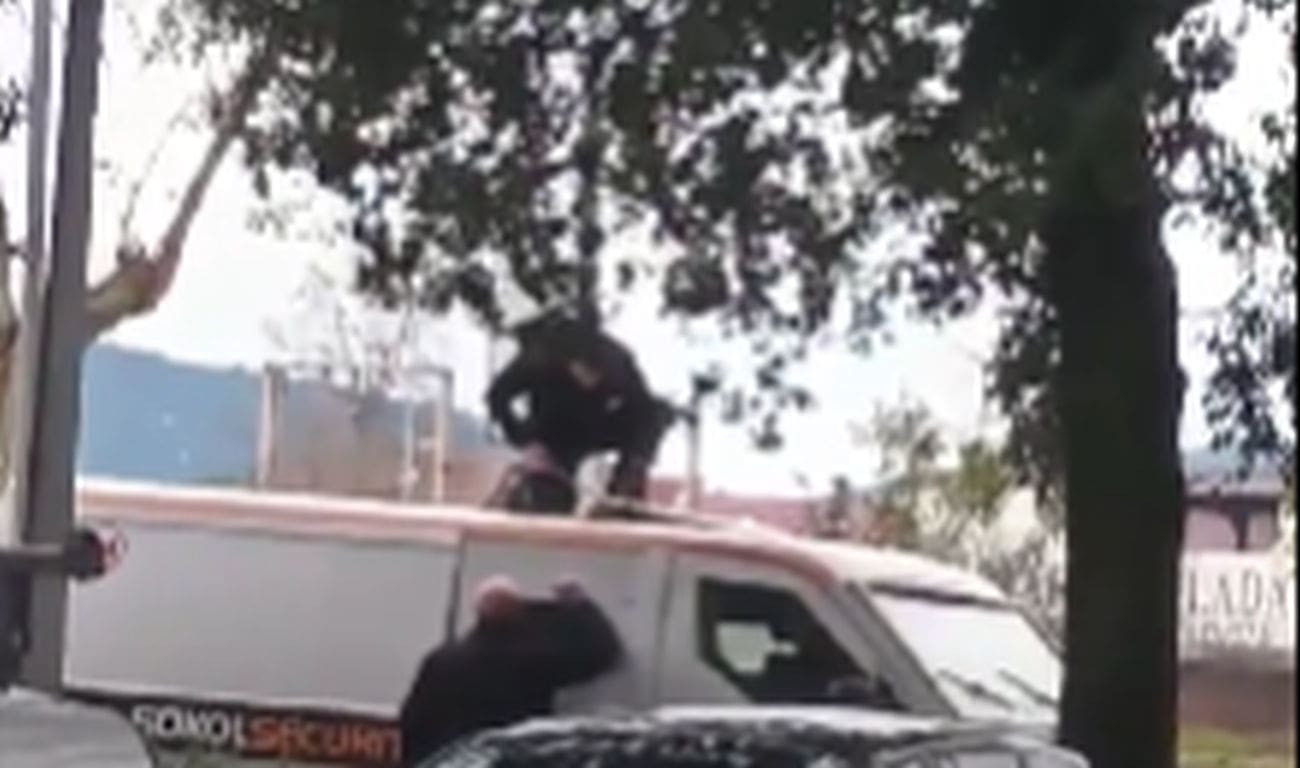 VELIKI PROBLEM 'Zaštitari se zaključali pa su u kombi za prijevoz love ulazili kroz krov!'