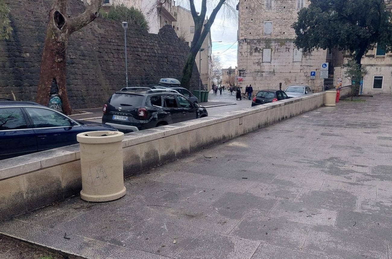 Grad brzo reagirao: Postavljeni novi koševi, policija dobila prijavu zbog vandalizma u Đardinu