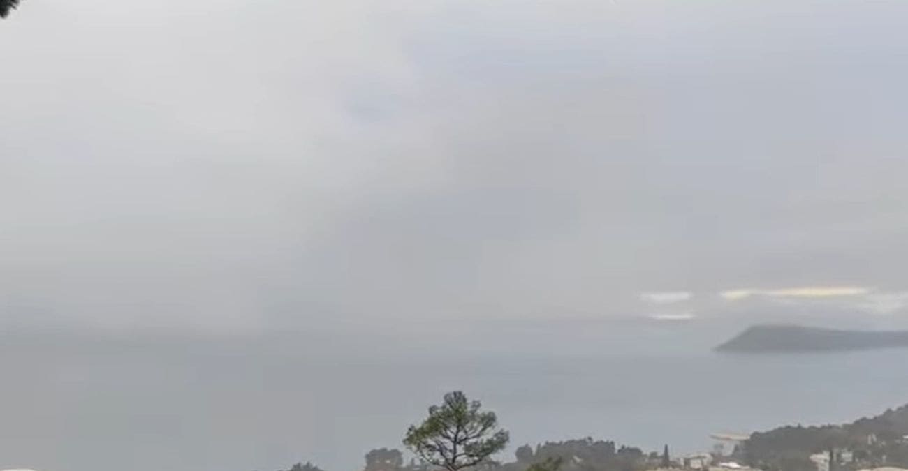 VIDEO Rijedak prizor u Dalmaciji: Magla se spustila do mora