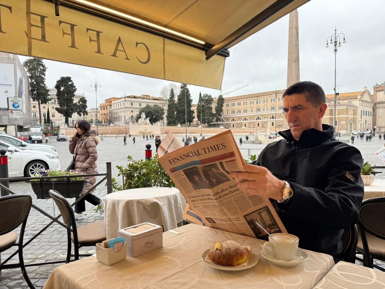 Legendarni navijač uživa u staromodnom stilu života na Piazza del Popolo