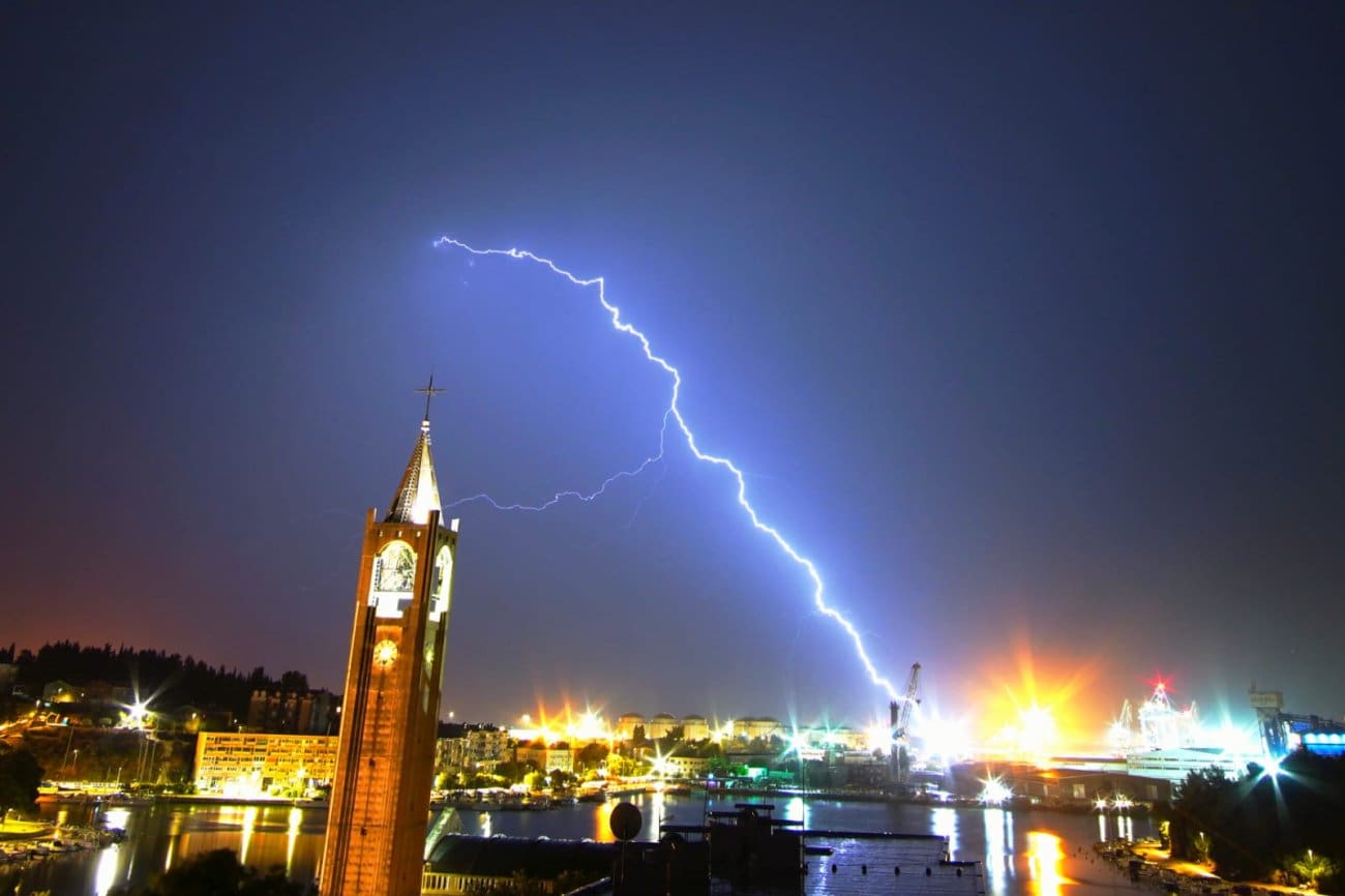 Spektakularne munje parale nebo iznad Dalmacije. DHMZ izdao narančasto upozorenje zbog vjetra