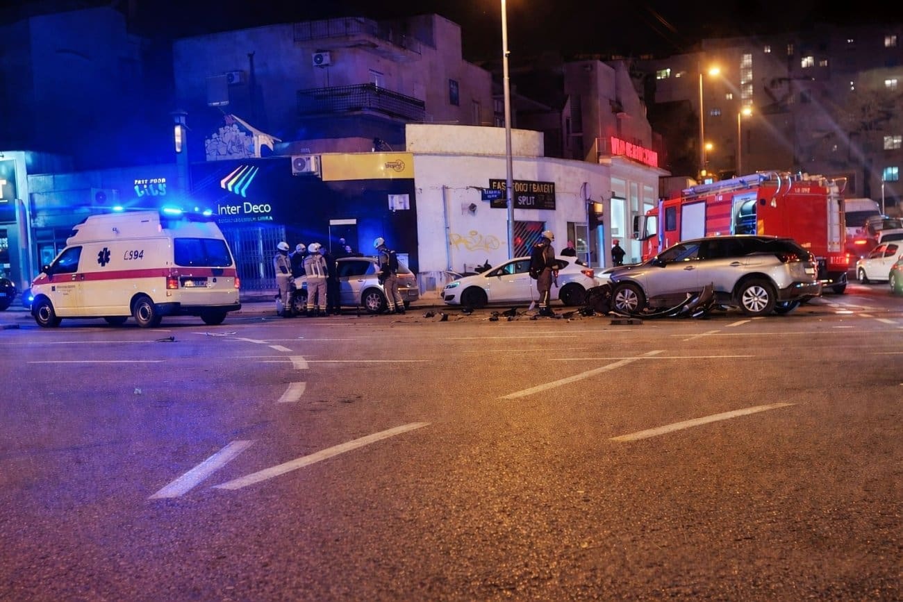 Teška prometna nesreća u Velebitskoj ulici: Na terenu je hitna pomoć