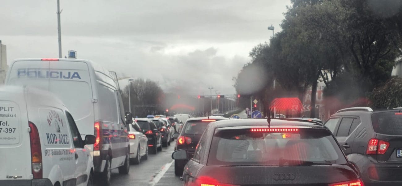 VOZAČI, OPREZ! Zatvorena jedna traka na izlazu iz grada, stvaraju se ogromne gužve
