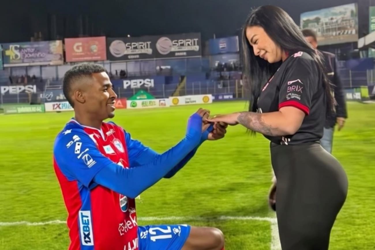 Nogometaš zaprosio djevojku pred navijačima pa tri dana kasnije prekinuli