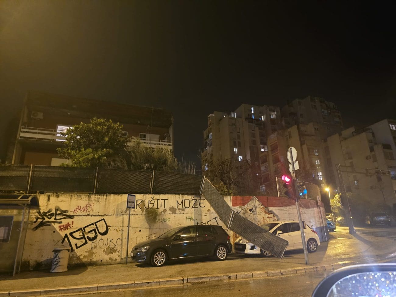 Olujni vjetar u Splitu nosi ograde i kontejnere: Na Sućidru srušena ograda na Vukovarskoj, građani upozoravaju na opasnost