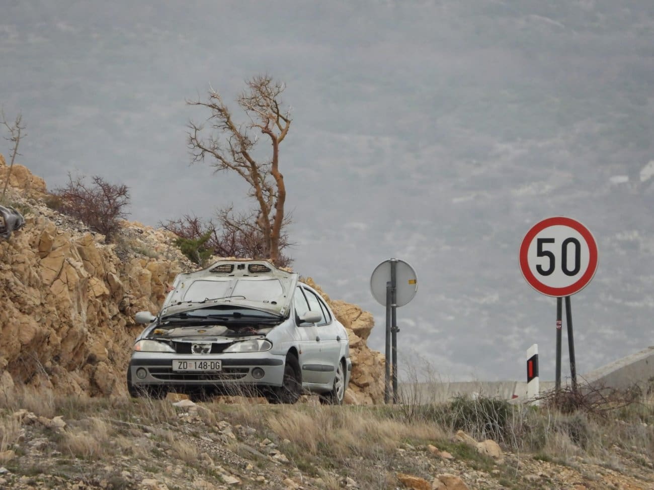 Drama podno Velebita: Vjetar razvalio auto, ljudi u borbi s orkanskom burom