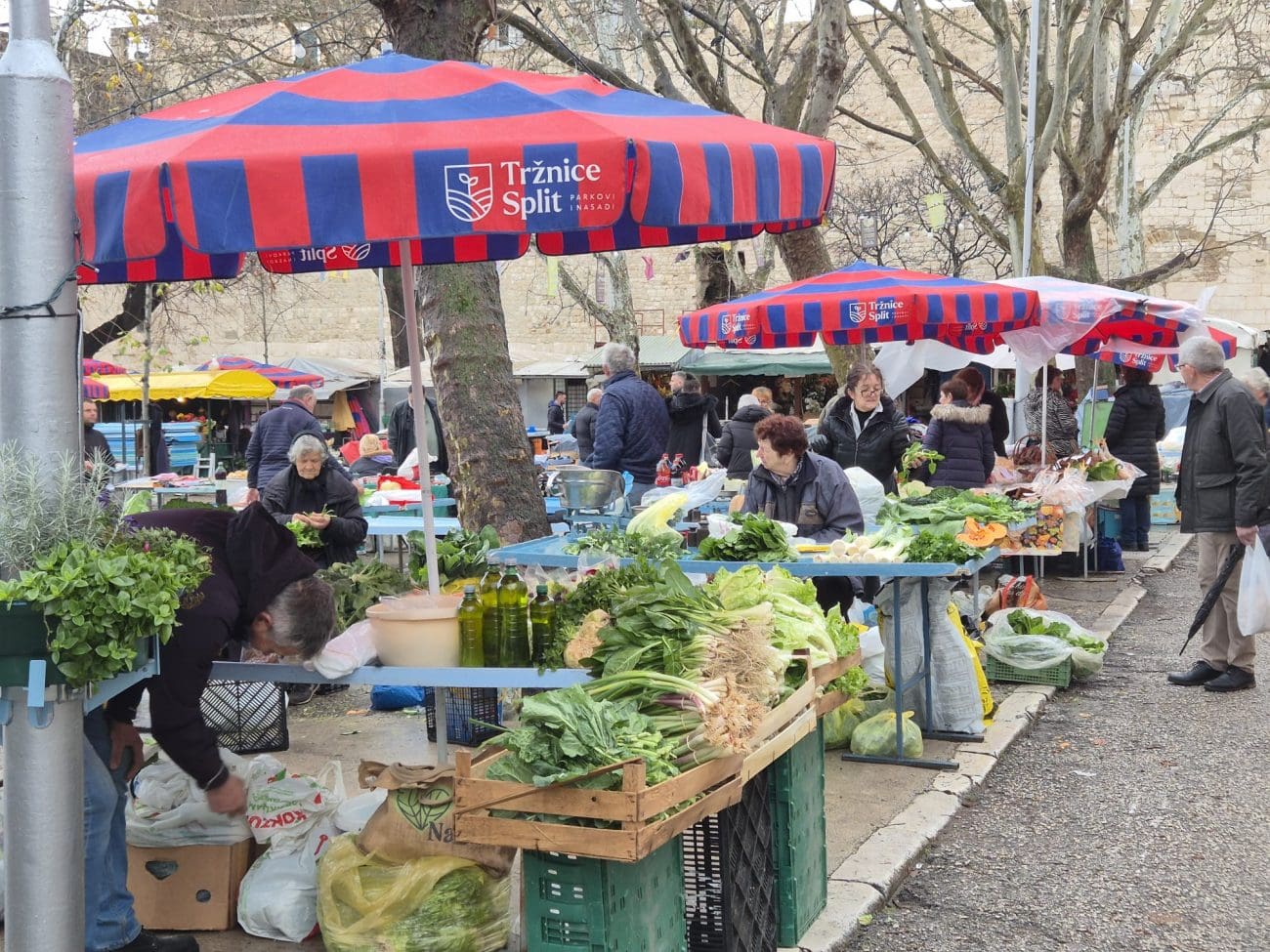 FOTO Pazar pun života i na kišno jutro, provjerili smo cijene i ponudu