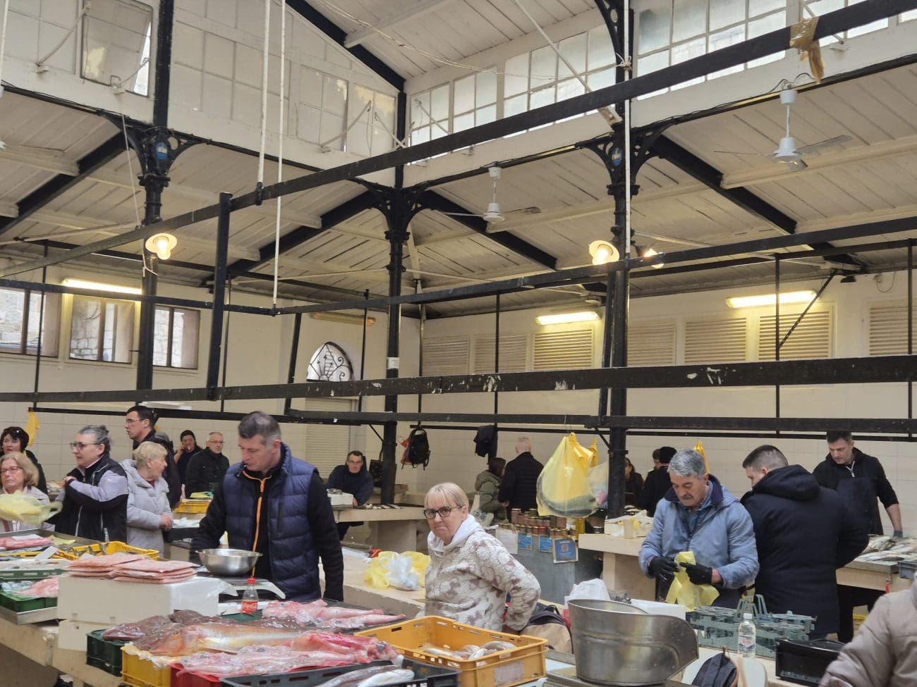 Subota na splitskoj peškariji: Bogata ponuda, ali i visoke cijene ribe