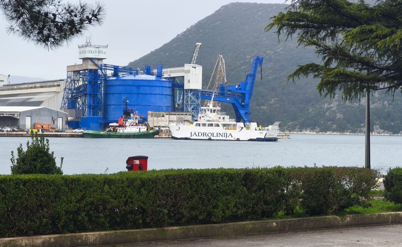 Nešto se događa na moru, lokalni portal javlja da je trajekt Jadrolinije ostao bez pogona i sudario se