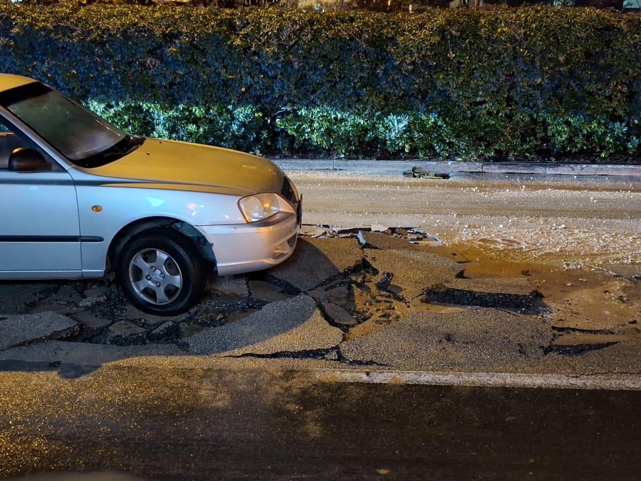 Voda krenula van, podigao se asfalt i vozilo "nasjelo" na njega: "Na prvu sam mislio da sam nasjeo na šahtu, a sad ne mogu ni naprijed ni natrag"