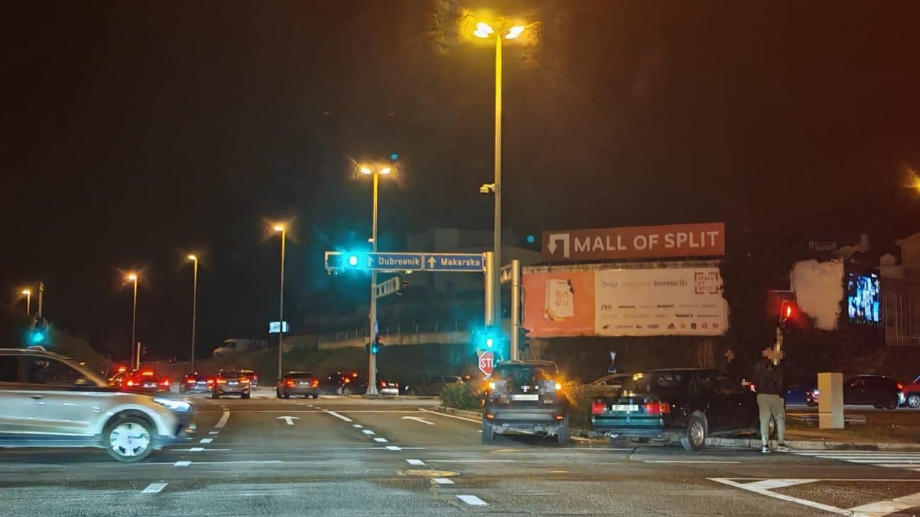 NESREĆA U SPLITU Sudar dvaju auta, zabili se i u semafor