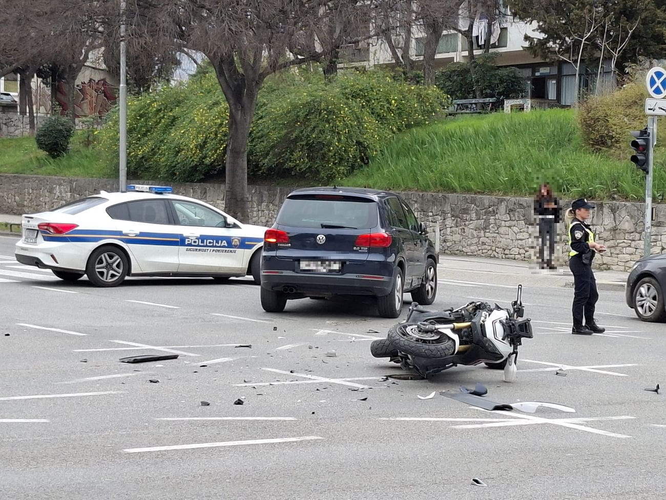 Nesreća na križanju Vukovarske i Dubrovačke u Splitu. U nesreći su sudjelovali motocikl i osobno vozilo. Hitna pomoć i policija su na terenu