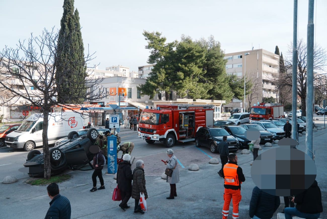 Stravična prometna u Splitu: Auto se prevrnuo na krov, jedna osoba ozlijeđena