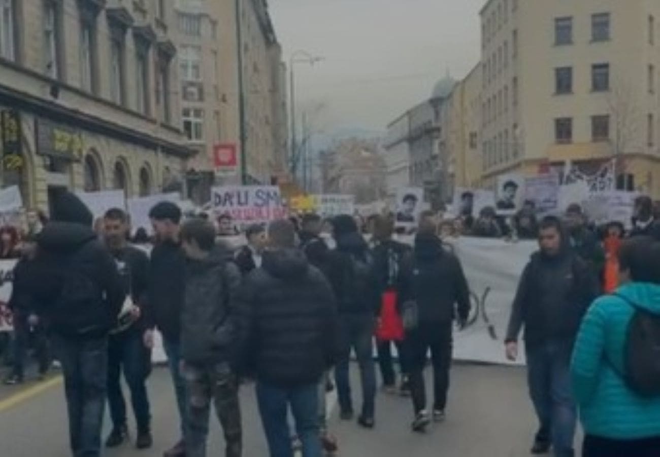 VIDEO Tisuće izašle na ulice Sarajeva: Pogledajte emotivne prizore na mjestu pogibelji mladića