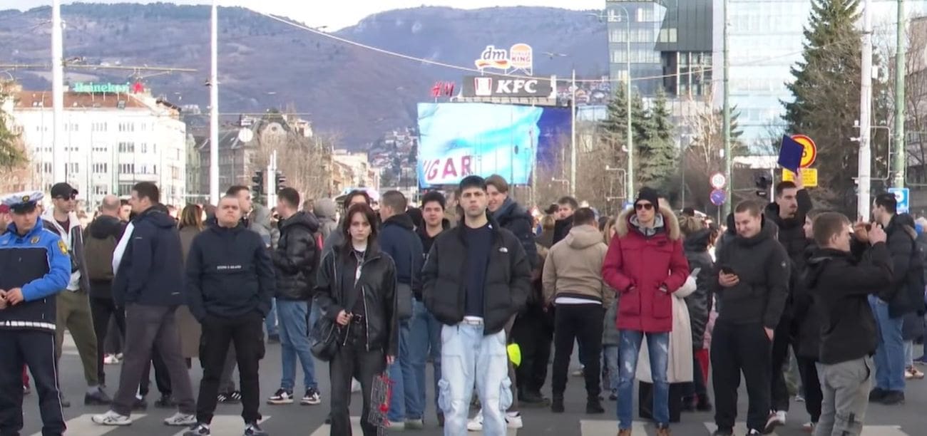 VIDEO Prosvjedi u Sarajevu nakon tramvajske nesreće u kojoj je poginuo 23-godišnji mladić