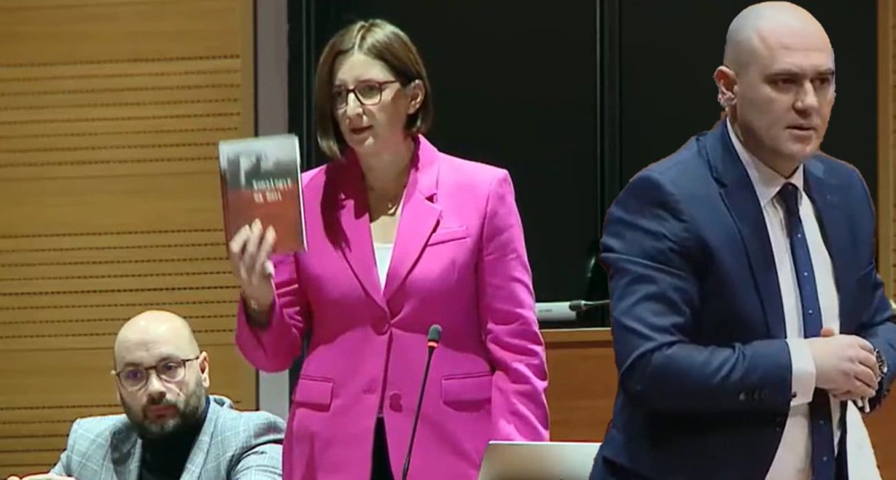 Puljak Dabri naumila pokloniti knjigu o Paveliću, a on uzvratio: Vaš je suprug pjevao "Juru i Bobana"