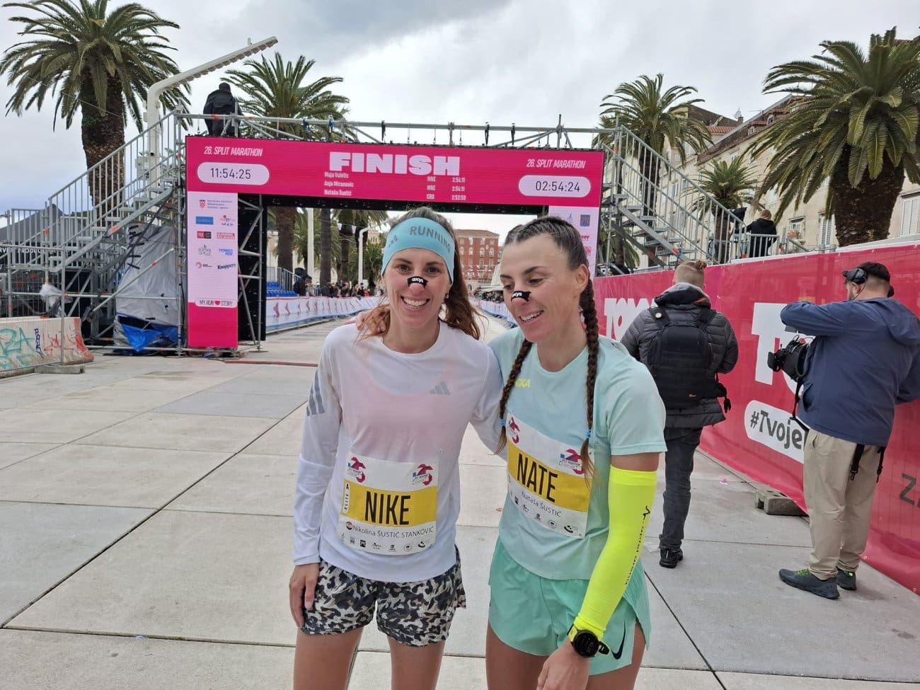 SESTRINSKI TRIJUMF NA SPLITSKIM ULICAMA Nataša i Nikolina Šustić ruku pod ruku kroz cilj maratona