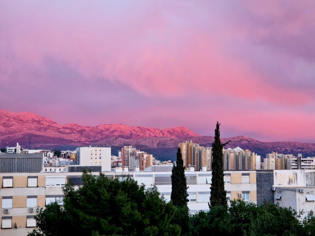 FOTO Nevjerojatni zalazak sunca obojao splitsko nebo u ružičasto