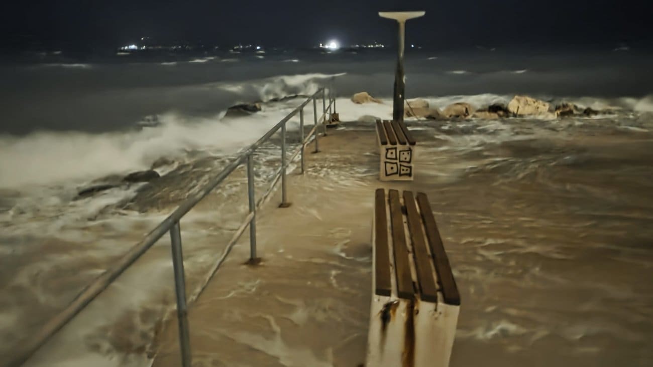 FOTO I VIDEO Pogoršava se vrijeme u srednjoj Dalmaciji: Snažna plima na splitskom i kaštelanskom području. Lučica na Čiovu pod vodom…