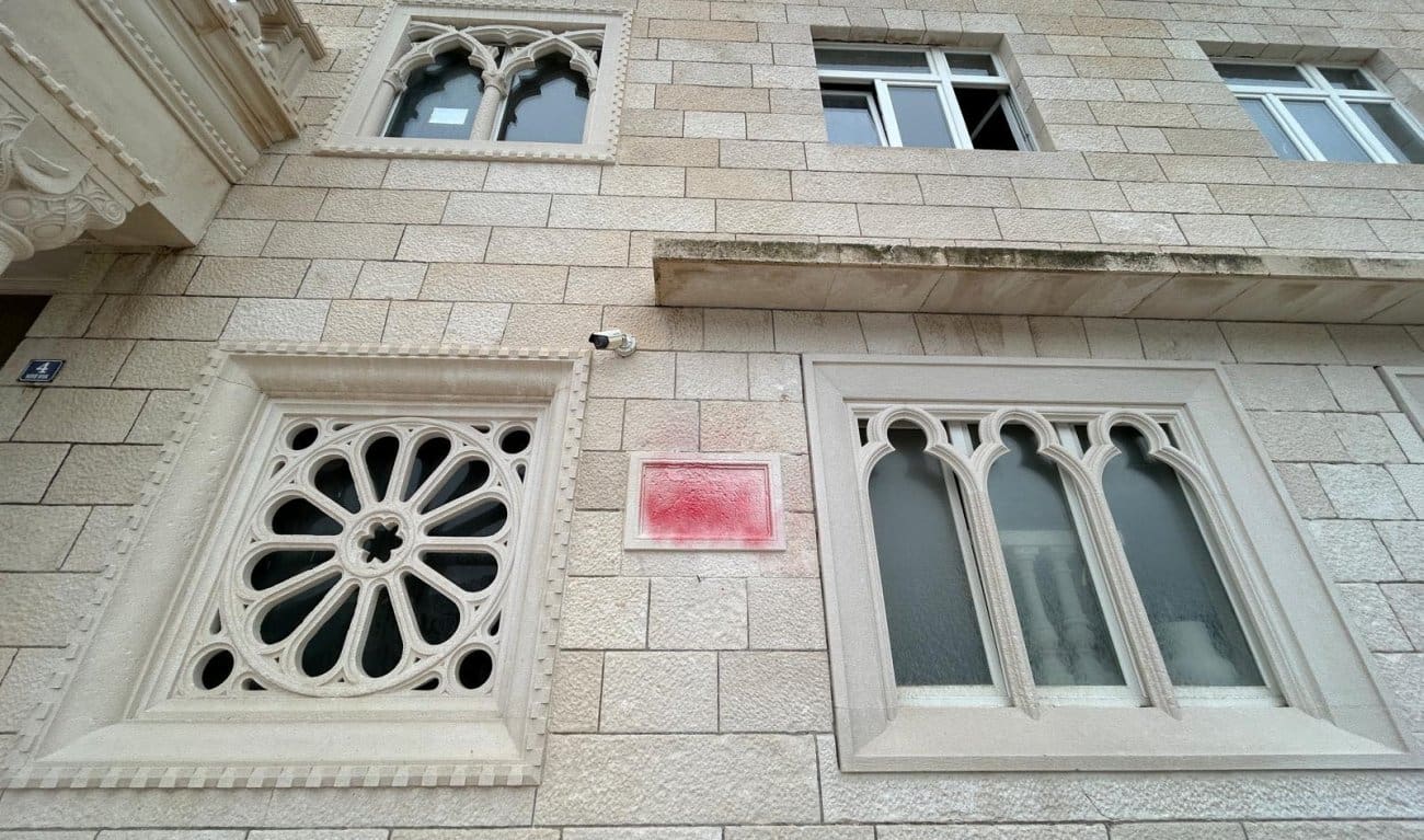 U Pučištima na Braču uništena spomen-ploča civilima koje su ubili fašisti