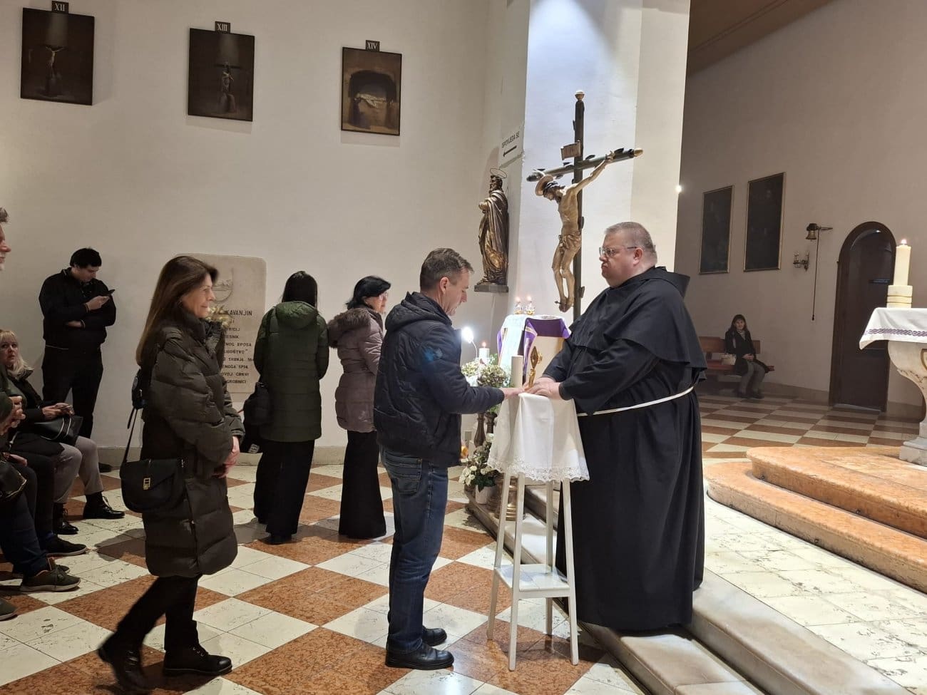 FOTO I VIDEO Bili su u crkvi Svetog Frane u Splitu: Otvorena Posebna godina svetog Franje, vjernici u velikom broju došli dotaknuti relikviju asiškog sveca
