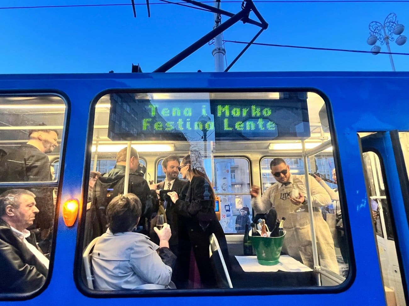 FOTO/VIDEO Usred Zagreba naletjeli smo na svadbu u - tramvaju