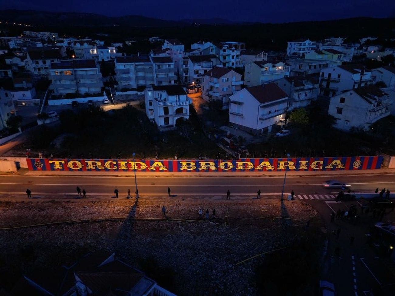 Na šibenskoj Brodarici osvanuo 75 metara dug mural Torcide