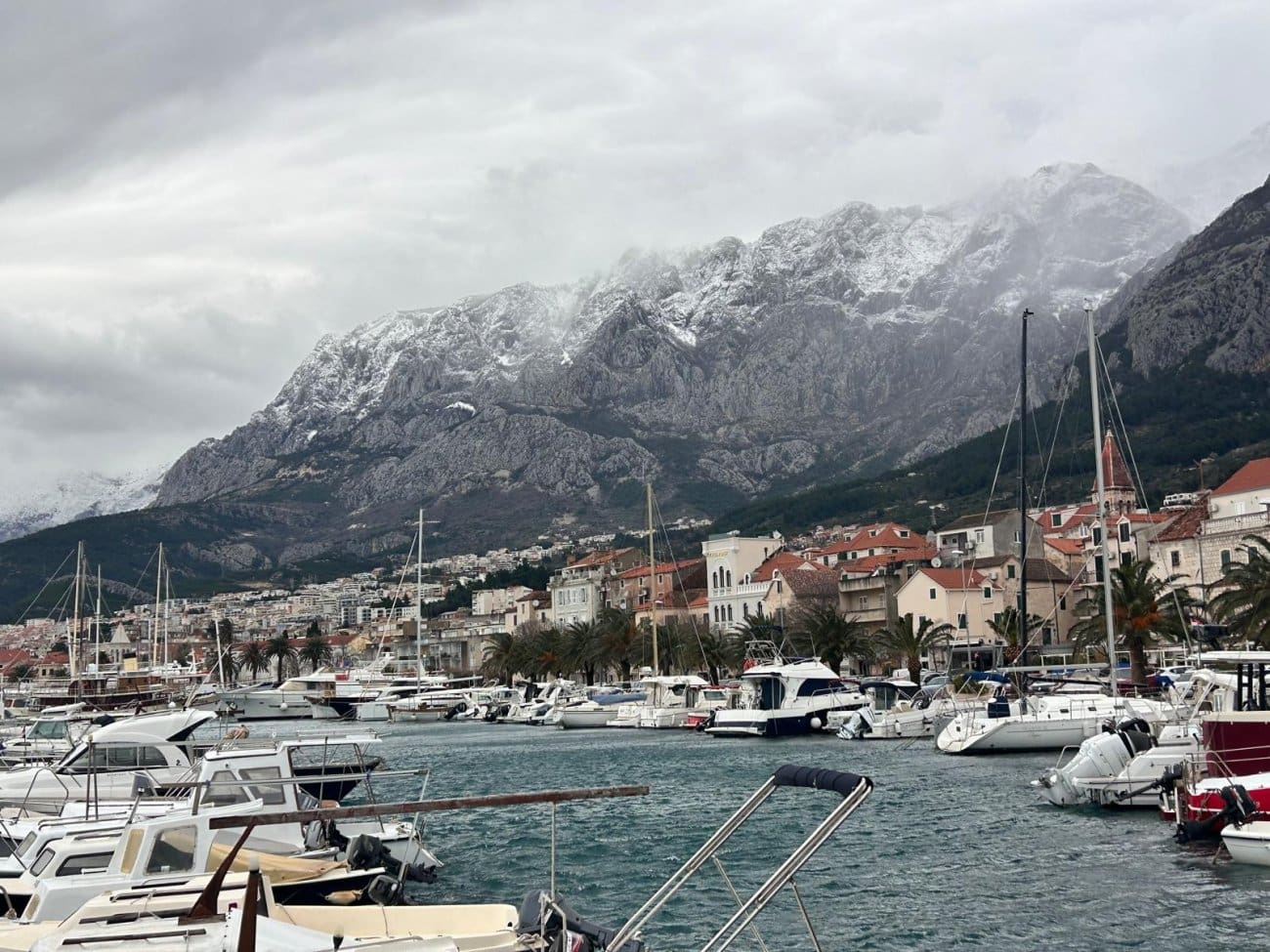 VIDEO Orkanska tramontana harala Makarskom: Udari vjetra i do 152 km/h