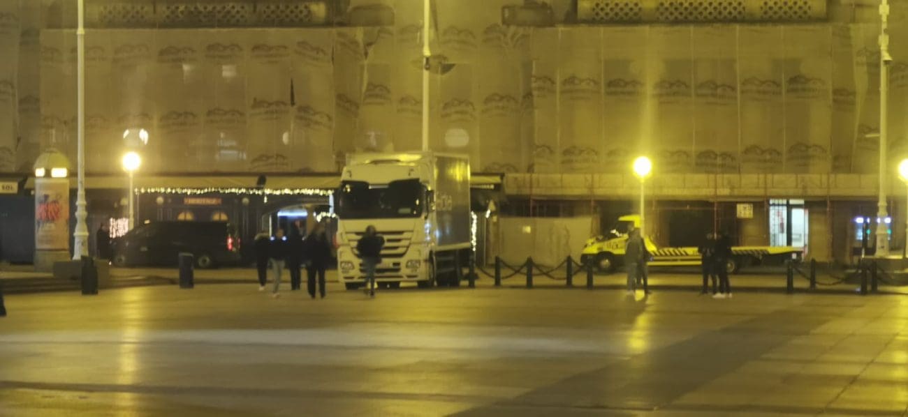 Oprema na Trgu bana Jelačića vraćena je u kamione