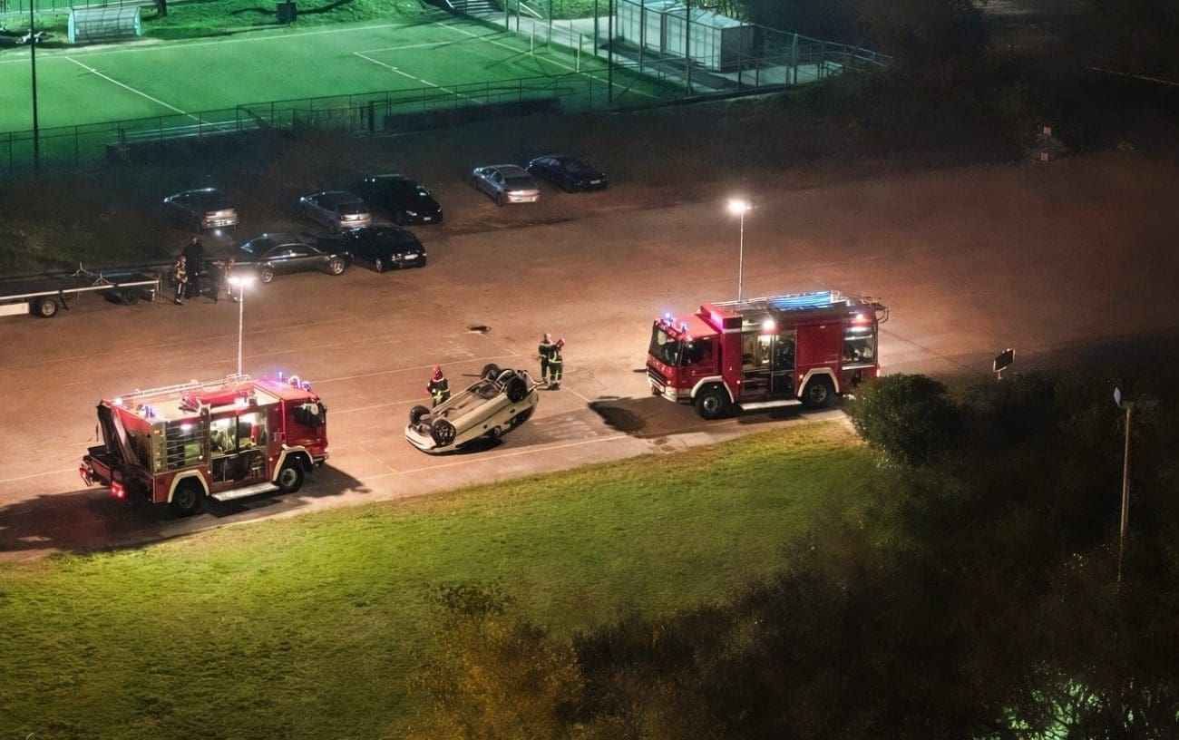 Auto izvrnut na krov kraj Poljuda, uz njega dva vatrogasna vozila: Bez panike, nije prometna nesreća