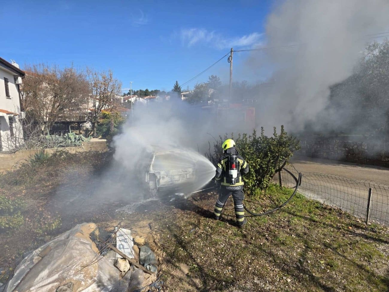 Izgorio auto u dvorištu obiteljske kuće! Vatrogasci objavili fotografije