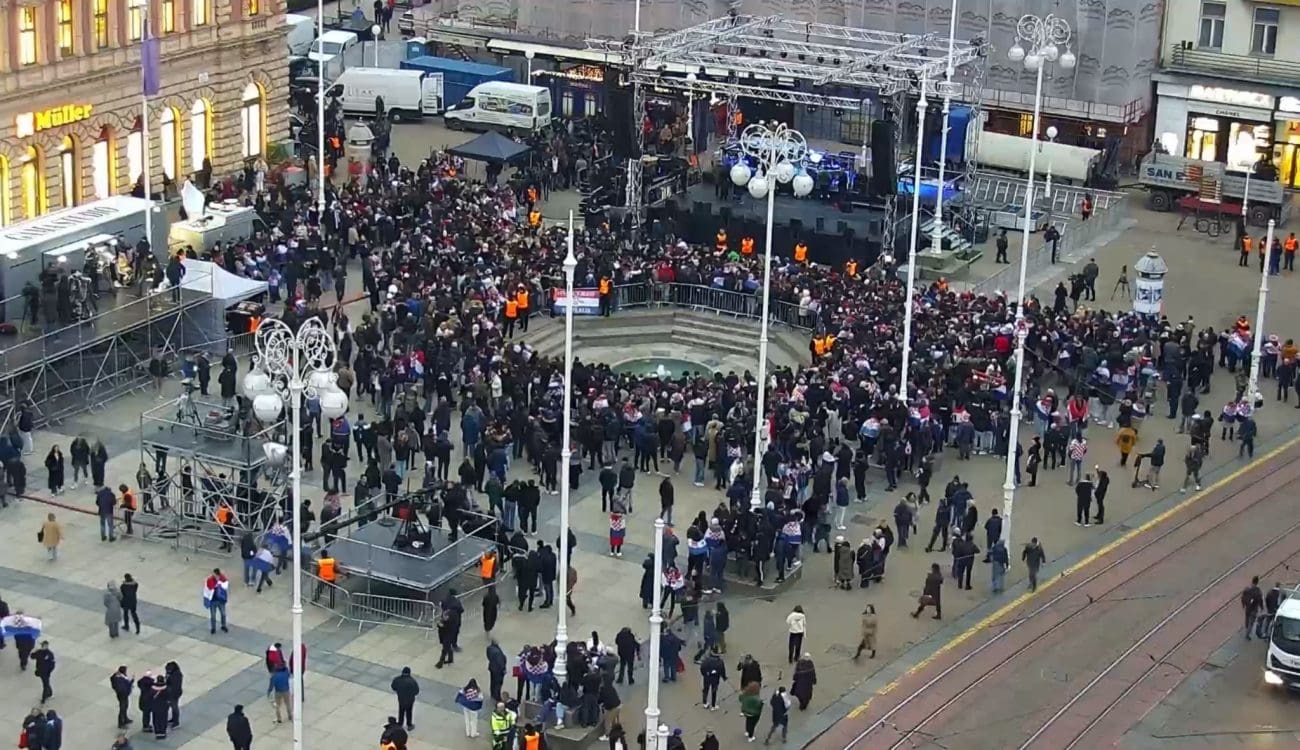 FOTO Navijači se skupljaju na Trgu bana Jelačića uoči dočeka rukometaša