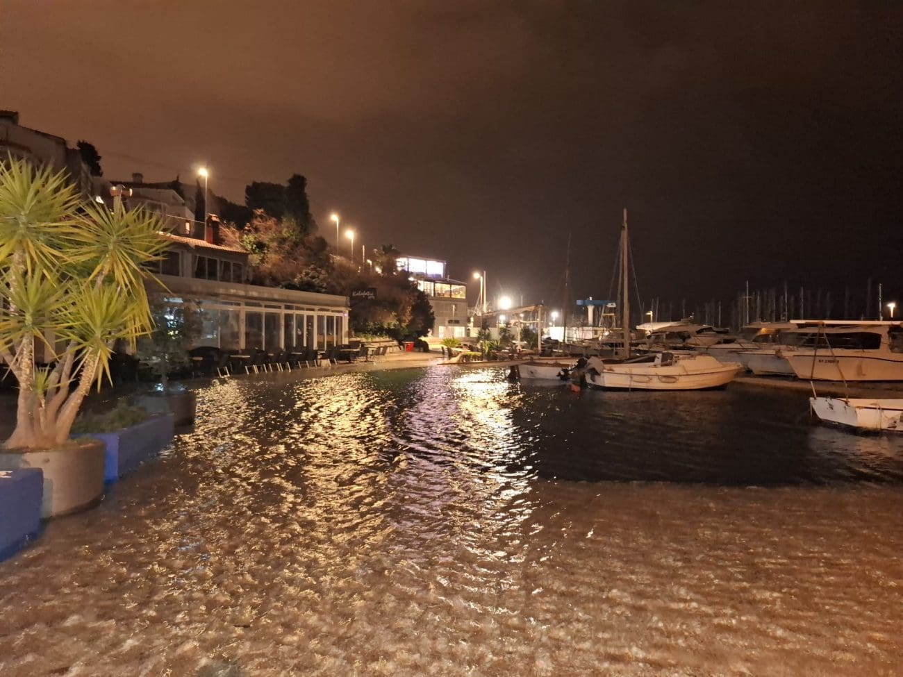 FOTO I VIDEO Olujno jugo poharalo Split: More se izlilo na Zenti